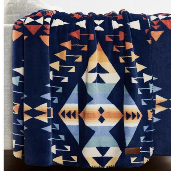 Pendleton Plush Throw 50" x 70" - Picture 1 of 5